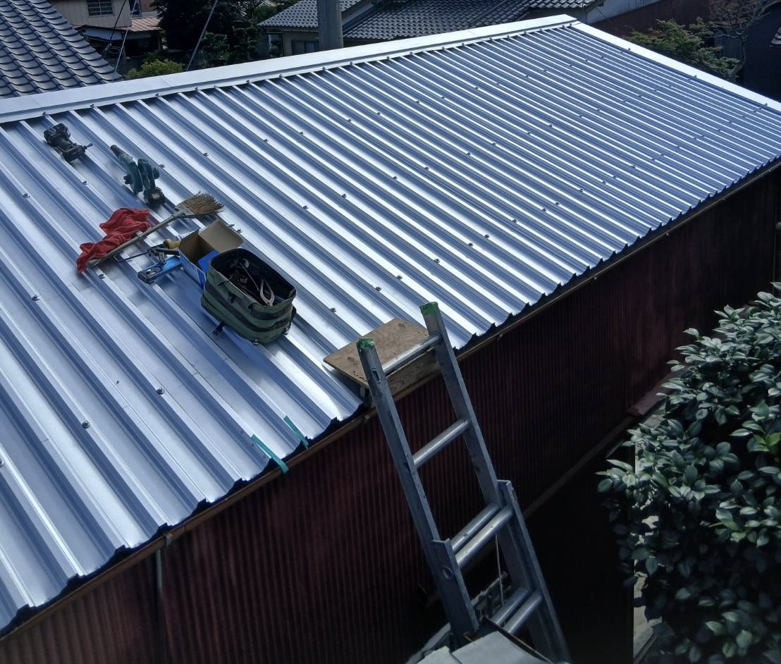 ガルバリウム鋼板カバー工法施工後の屋根全景