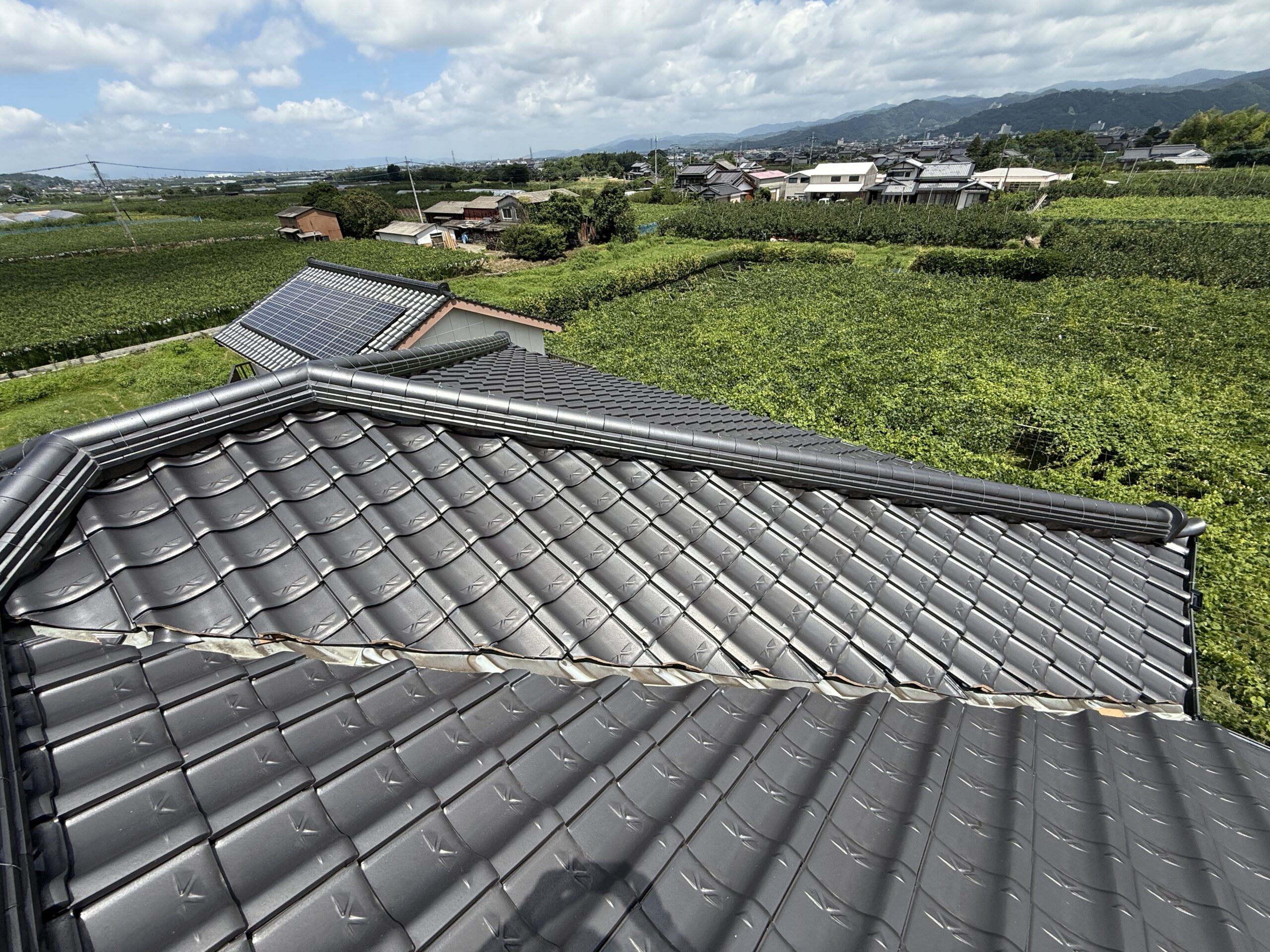 瓦屋根の全景。谷板金まわりを重点的に調査