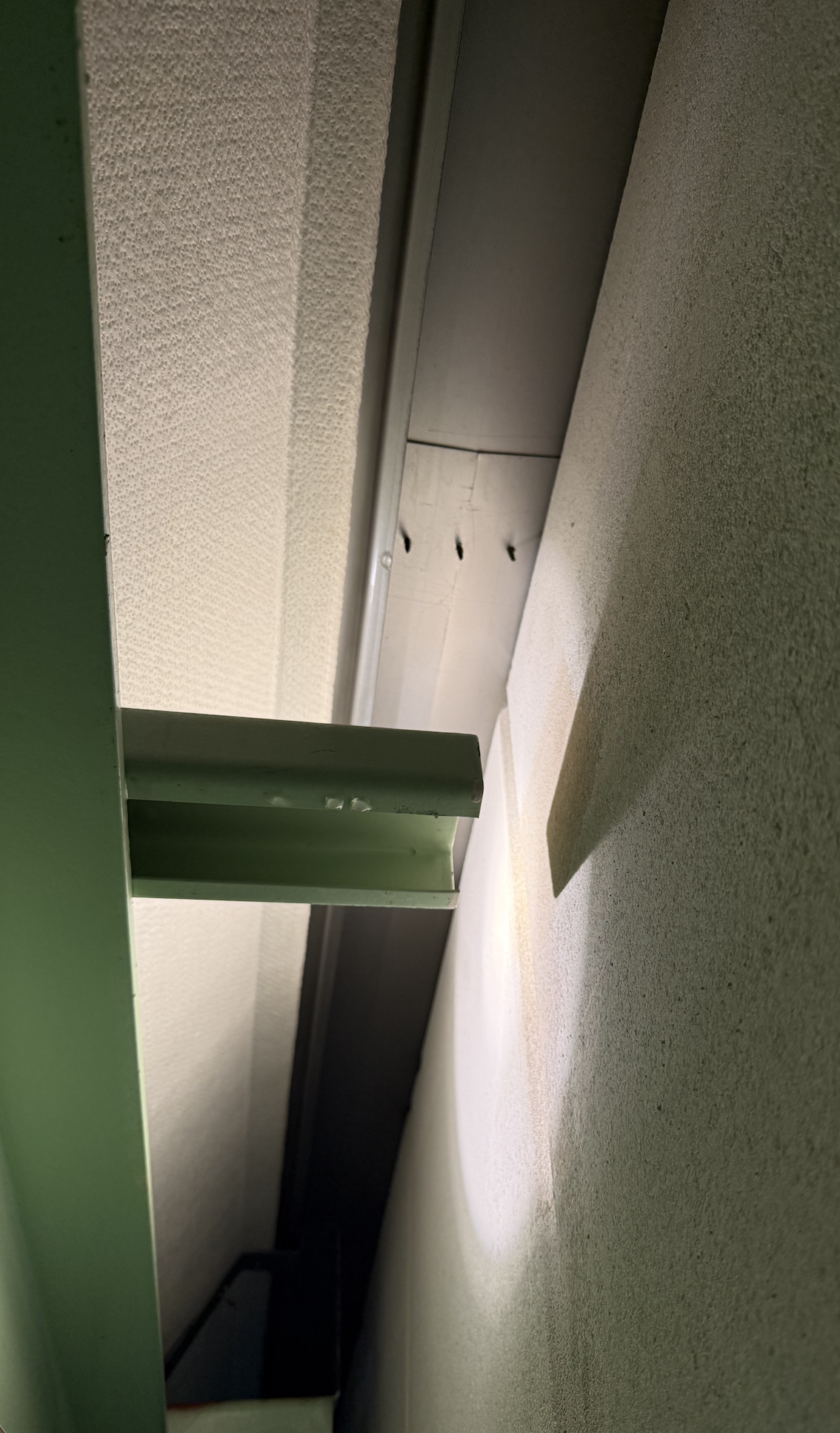 雨漏りしている工場の内部。天井と壁の取り合い部分