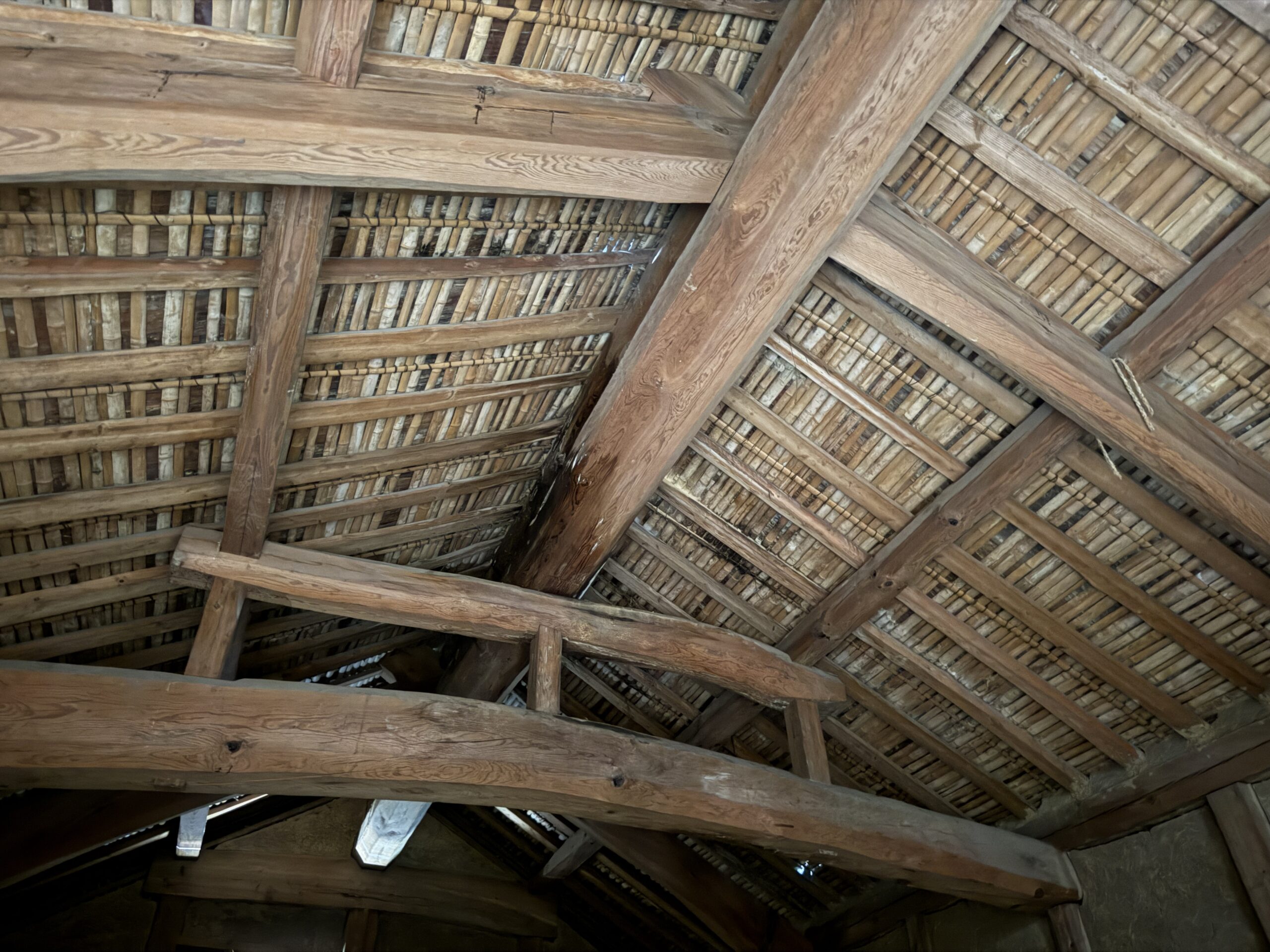 竹小舞の野地と丸太梁でできた蔵の小屋組